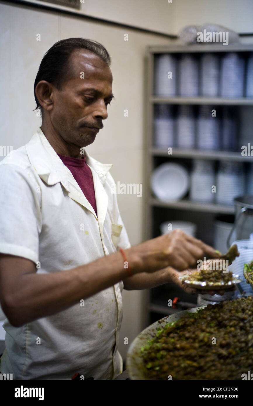 Dilip, Löffel ein Arbeiter in der Sitaram Chole Bhature Wala, Chole-Bhature für Kunden, Delhi, Indien Stockfoto