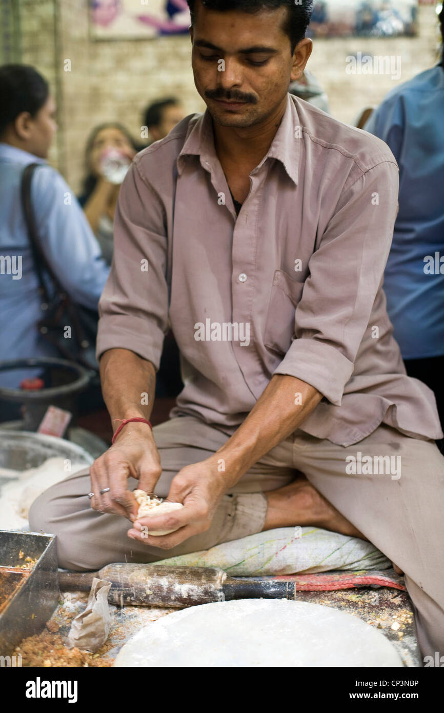 Ein Mann macht Paratha im Parawthe Wala Restaurant in Alt-Delhi, Indien Stockfoto