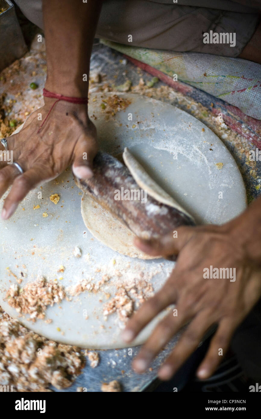 Ein Mann macht Paratha im Parawthe Wala Restaurant in Alt-Delhi, Indien Stockfoto