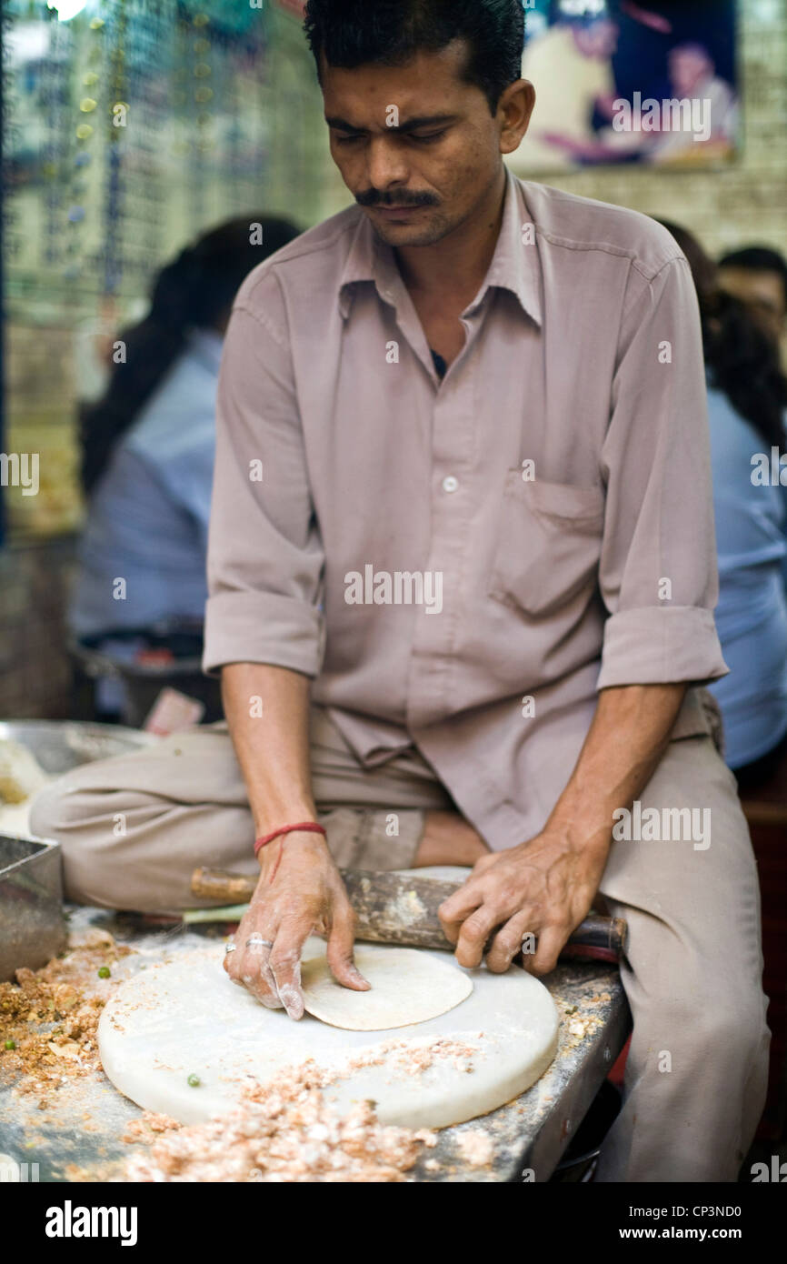 Ein Mann, der im Restaurant Parawthe Wala Paratha in Old Delhi Stockfoto