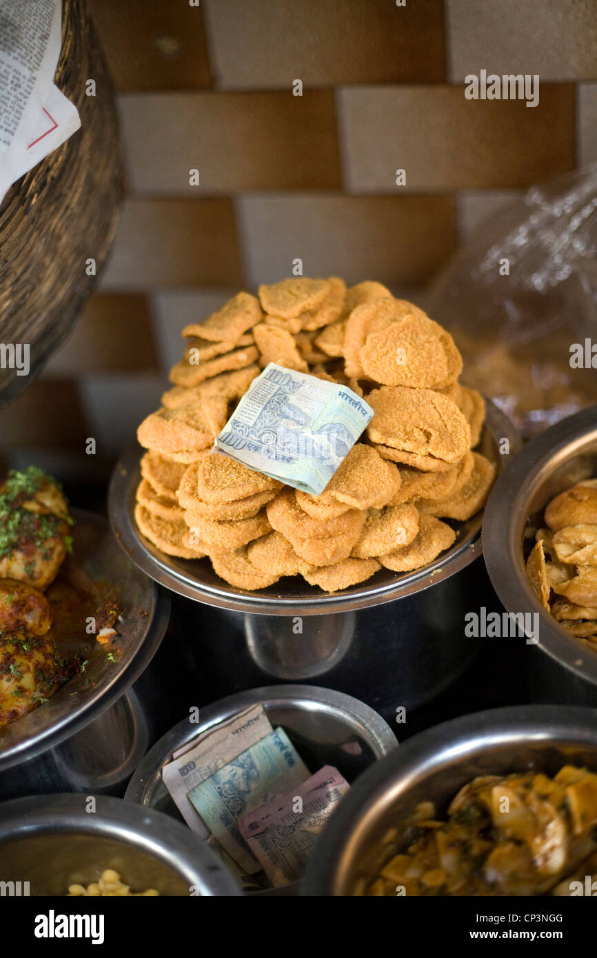 Fried-Straße Nahrung mit einer Rupie Notiz an der Ashok Chat Ecke im Chawri Bazar, Old Delhi Indien Stockfoto