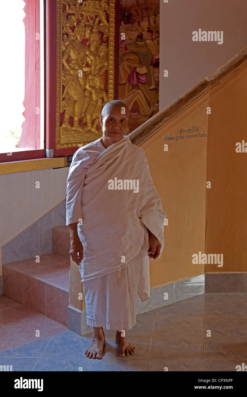 Eine alte buddhistische Nonne im Pa Phon Phao Tempel (Luang Prabang - Laos). Une Henny Bouddhiste Âgée Dans le Tempel Pa Phon Phao Stockfoto