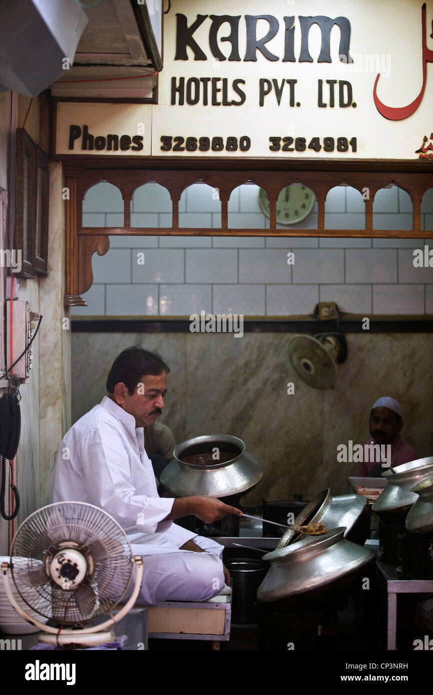 Herr Moin Uddin Vorsitzender des Karims Essen serviert. KARIMS Restaurant, Delhi, Indien Stockfoto