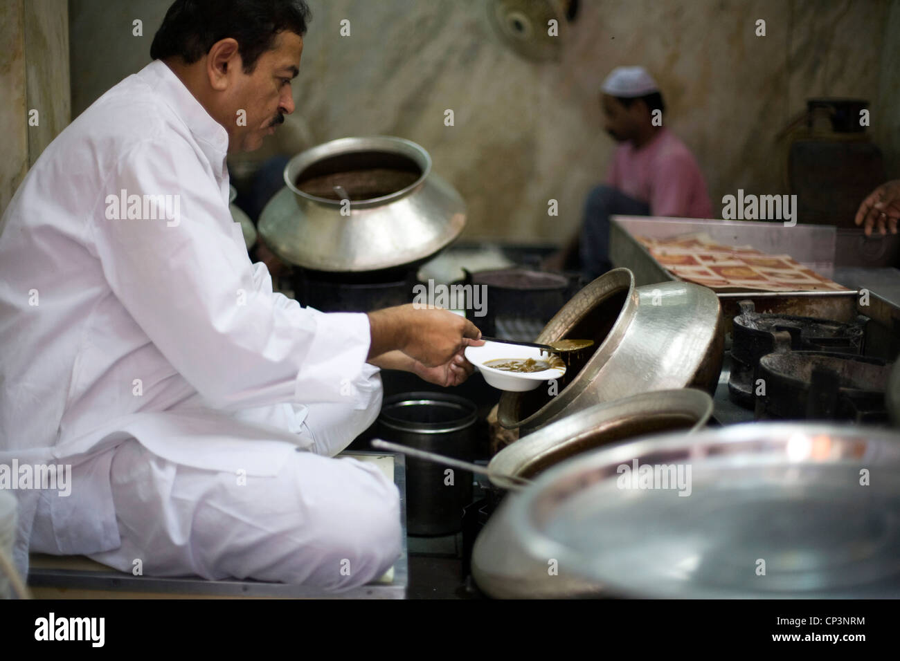 Herr Moin Uddin Vorsitzender des Karims Essen serviert. KARIMS Restaurant, Delhi, Indien Stockfoto