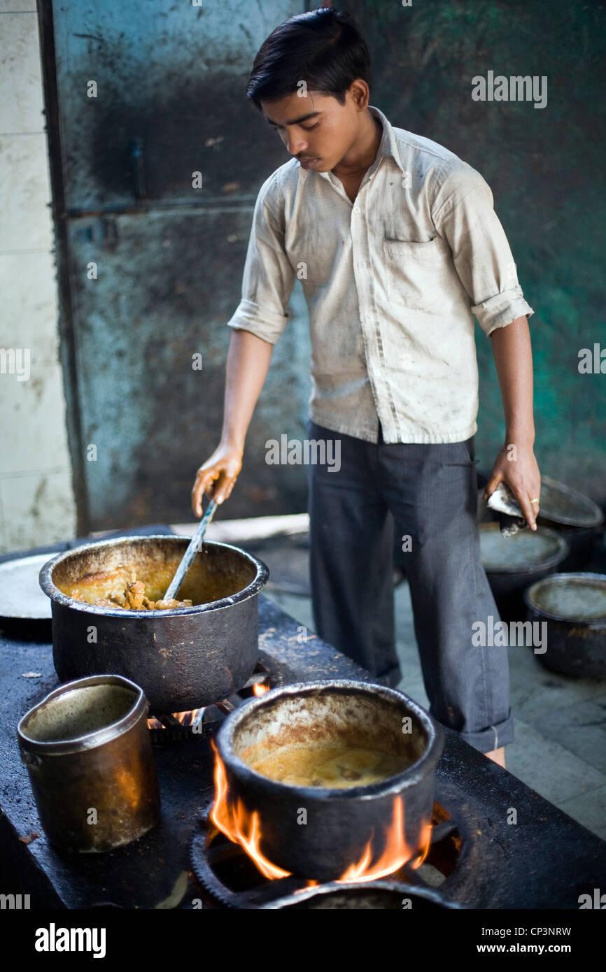 Ein Koch macht Biryiani bei Babu Shahi Bawarchi, New Delhi, Indien Stockfoto
