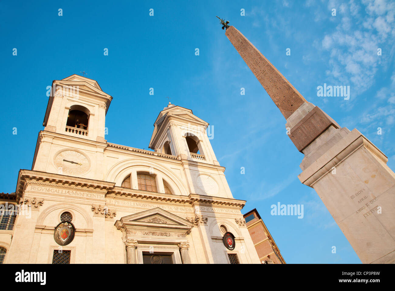 Rom - Kirche Chiesa della Trinita dei Monti und obelisk Stockfoto