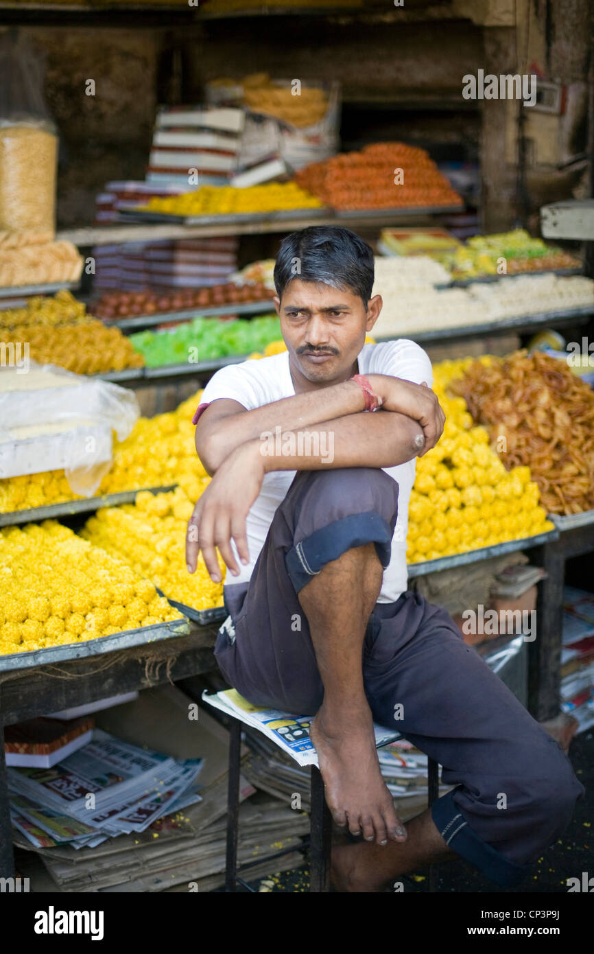 Eine süße Anbieter in der Bapu Bazaar, Jaipur, Indien Stockfoto