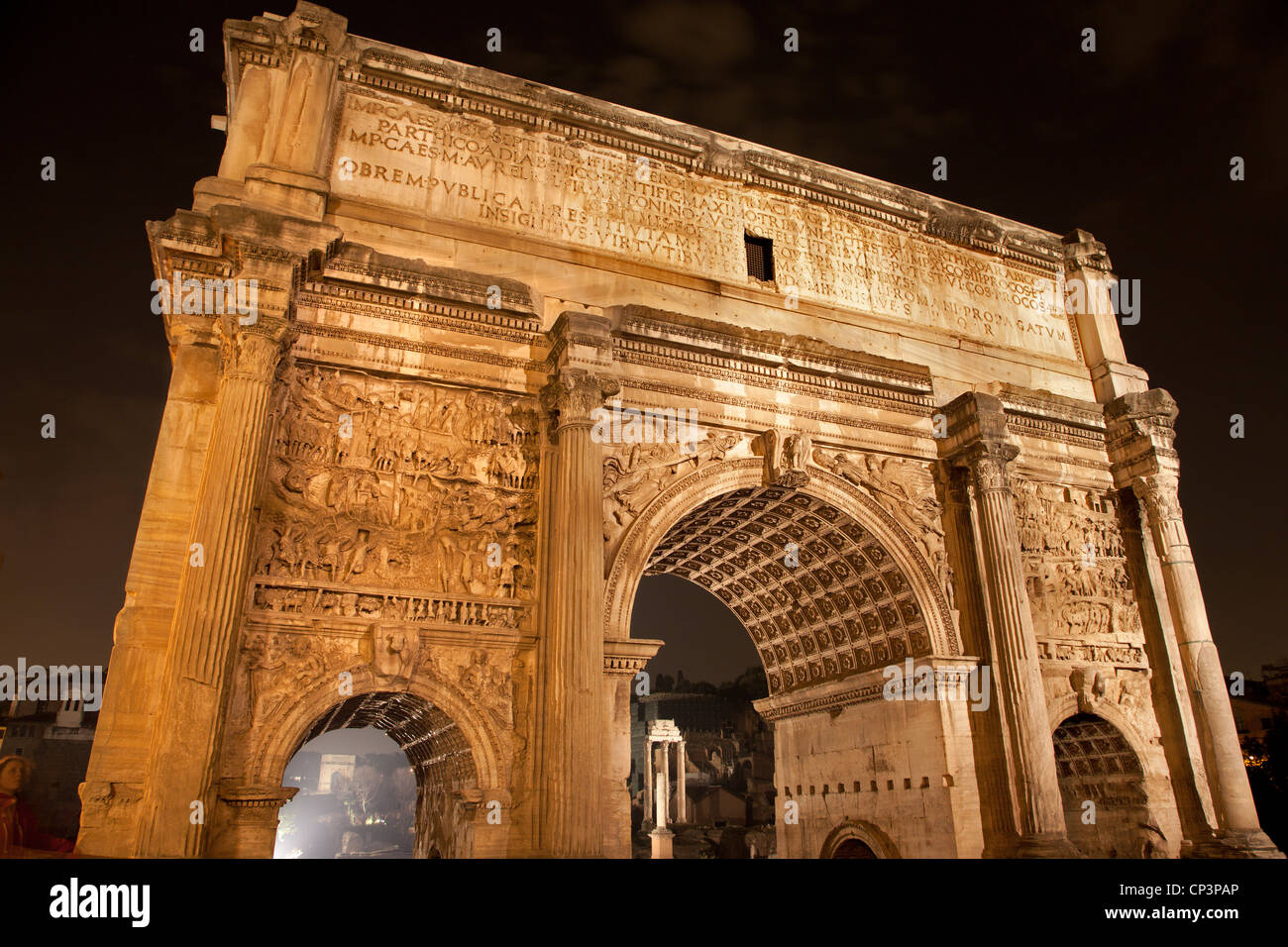 Rom - Septimus Severus Triumphbogen in der Nacht Stockfoto
