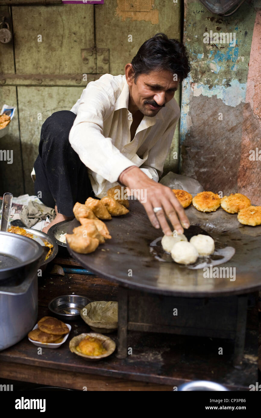Ein Mann Kochen und servieren Gebratene Kartoffel-Snacks auf den Straßen des Johari Bazaar, Jaipur, Indien Stockfoto