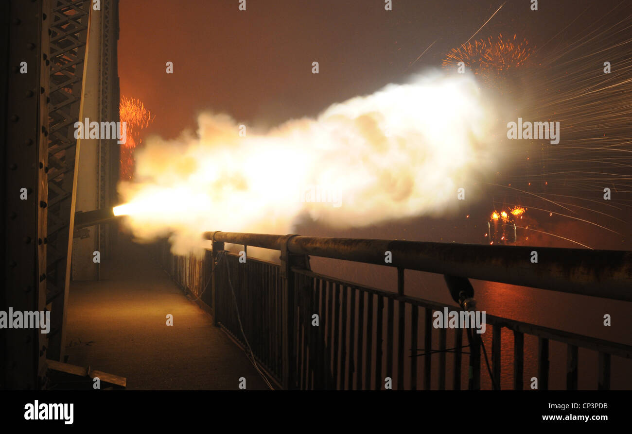 Flammen erlupten vom Geschäftsende einer 105mm Howitzer Kanone auf der 2. Straßenbrücke in Louisville, Ky. Während des Finales der 22. Jährlichen Thunder Over Louisville Feuerwerksshow am 21. April 2012. Die Haubitze wurden von Mitgliedern der 138. Feuerwehr der Kentucky Nationalgarde und Mitgliedern des 103. Brigade Support Battalion der Alpha Company betrieben. Stockfoto