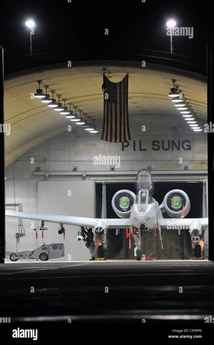 Eine A-10 Thunderbolt II sitzt in einem gehärteten Flugzeugschutzdach und wartet auf Waffenladung während Beverly Midnight 12-02, einer Übung zur Einsatzbereitschaft auf der Osan Air Base, Republik Korea, 23. April 2012. BM 12-02 ist die zweite Hälfte der zweiwöchigen konsolidierten Stückprüfung von Team Osan. Stockfoto