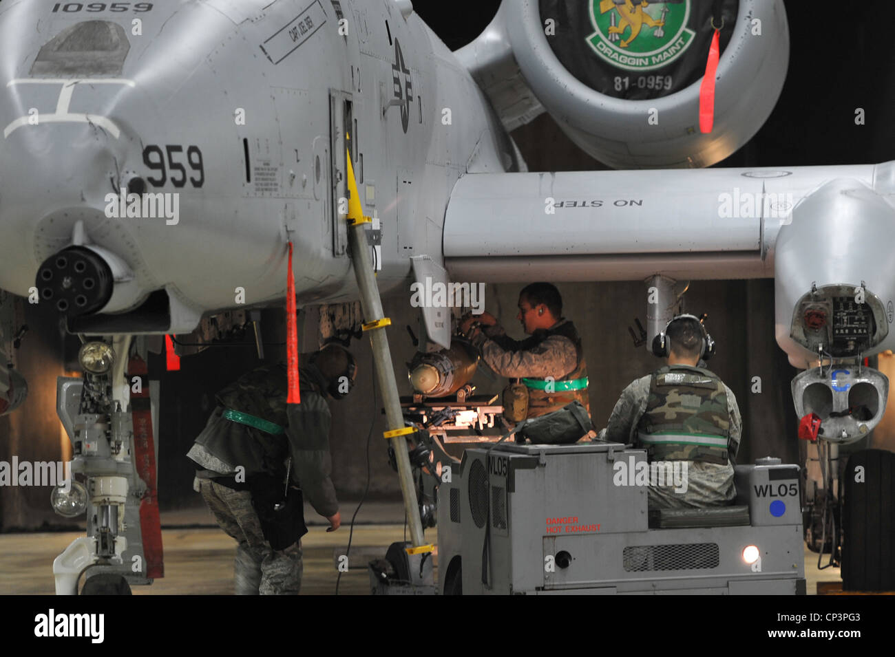 Mitglieder der 25. Flugzeugwartungseinheit laden während der Beverly Midnight 12-02, einer Übung zur Einsatzbereitschaft auf dem Osan Air Base, Republik Korea, Munitionsbomben auf eine A-10 Thunderbolt II, 2012. April 23. BM 12-02 ist die zweite Hälfte der zweiwöchigen konsolidierten Stückprüfung von Team Osan. Stockfoto
