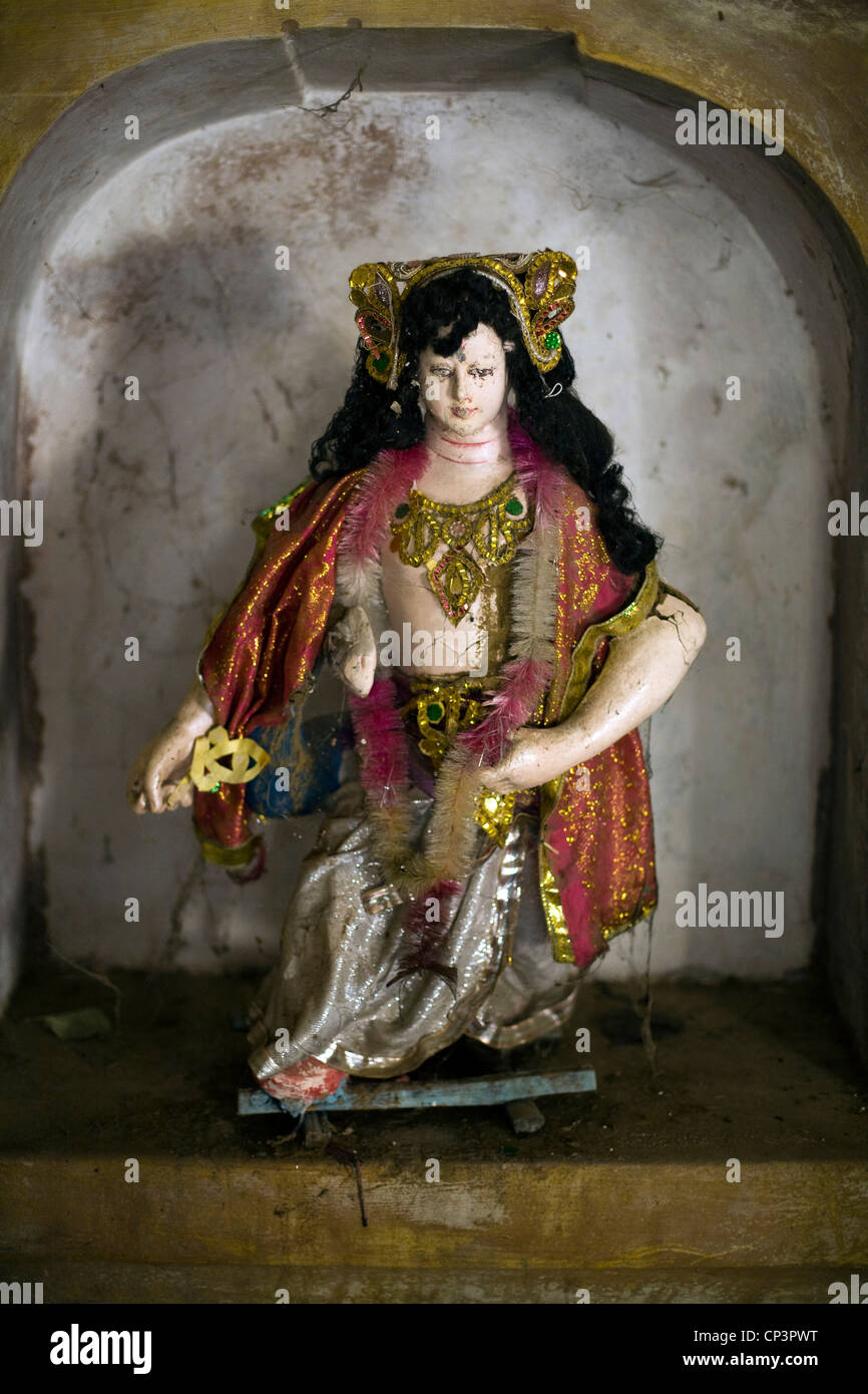 Ein Bild der Göttin Durga in einer verlassenen Ecke von der Kenotaph des Maharadschas an der königlichen Gaitor, Jaipur, Indien Stockfoto