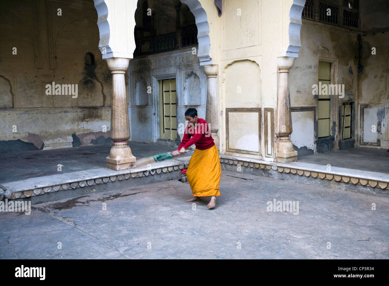 Jungen spielen Cricket innerhalb eines der Gebäude der Surya Mandir (bekannt als der Affentempel), Jaipur, Indien Stockfoto