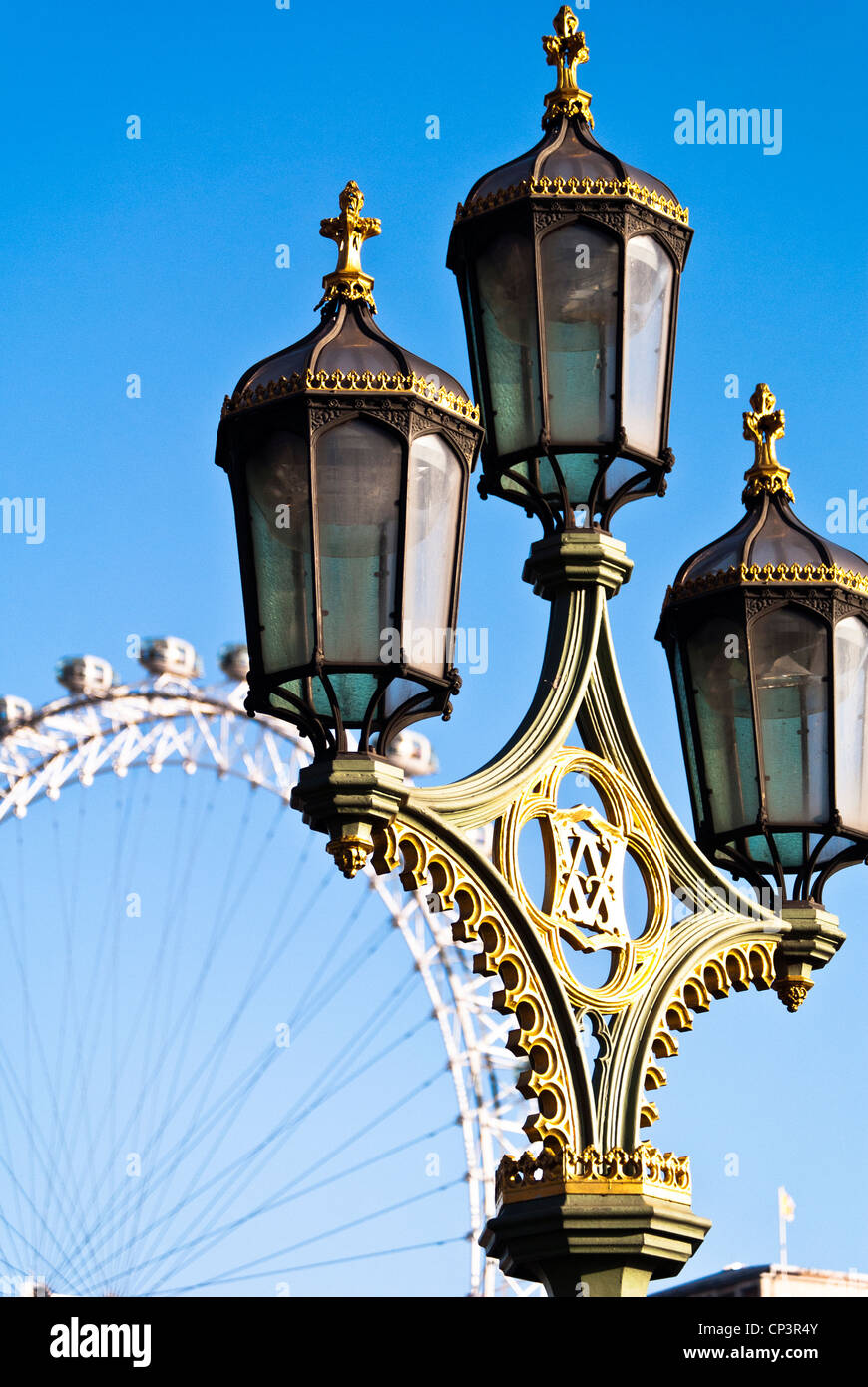 Straßenbeleuchtung auf Westminster Bridge mit dem London Eye in den Hintergrund, London, England, UK Stockfoto