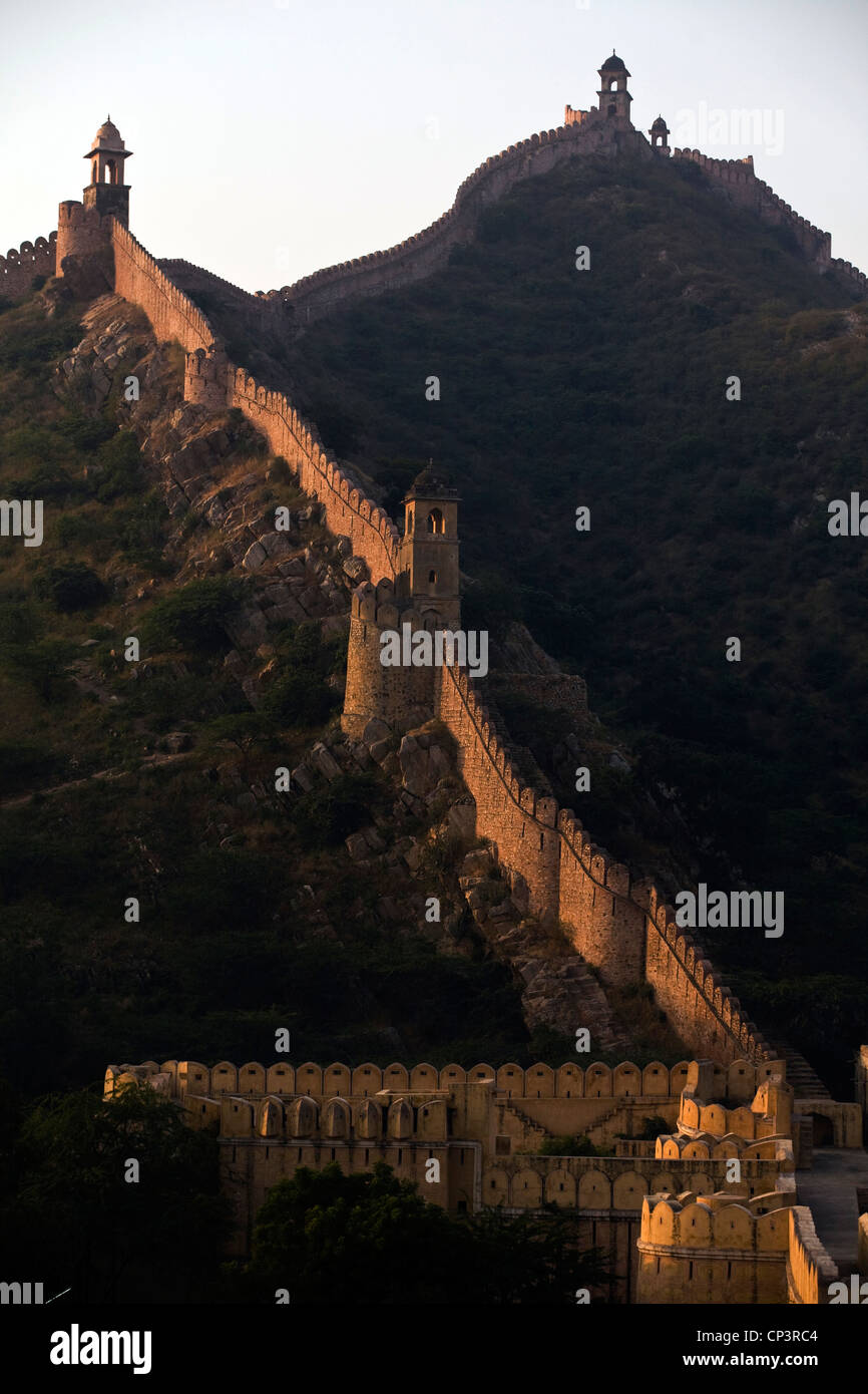 Stadtmauer und Wehrgang rund um den Palast von Amber, Jaipur, Indien Stockfoto