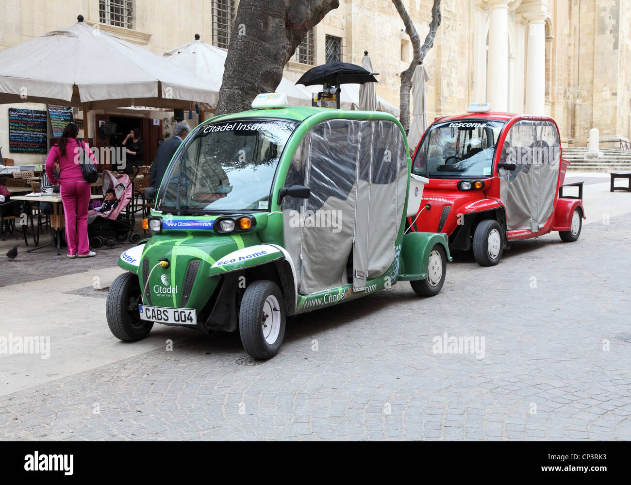 Batteriebetriebene elektrische Taxis geparkt und laden in Valletta, Malta, Südeuropa. Stockfoto