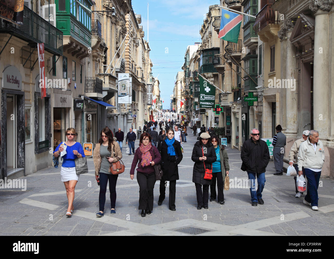 Menschen gehen auf der Republic Street, Valletta, Malta, in Südeuropa. Stockfoto