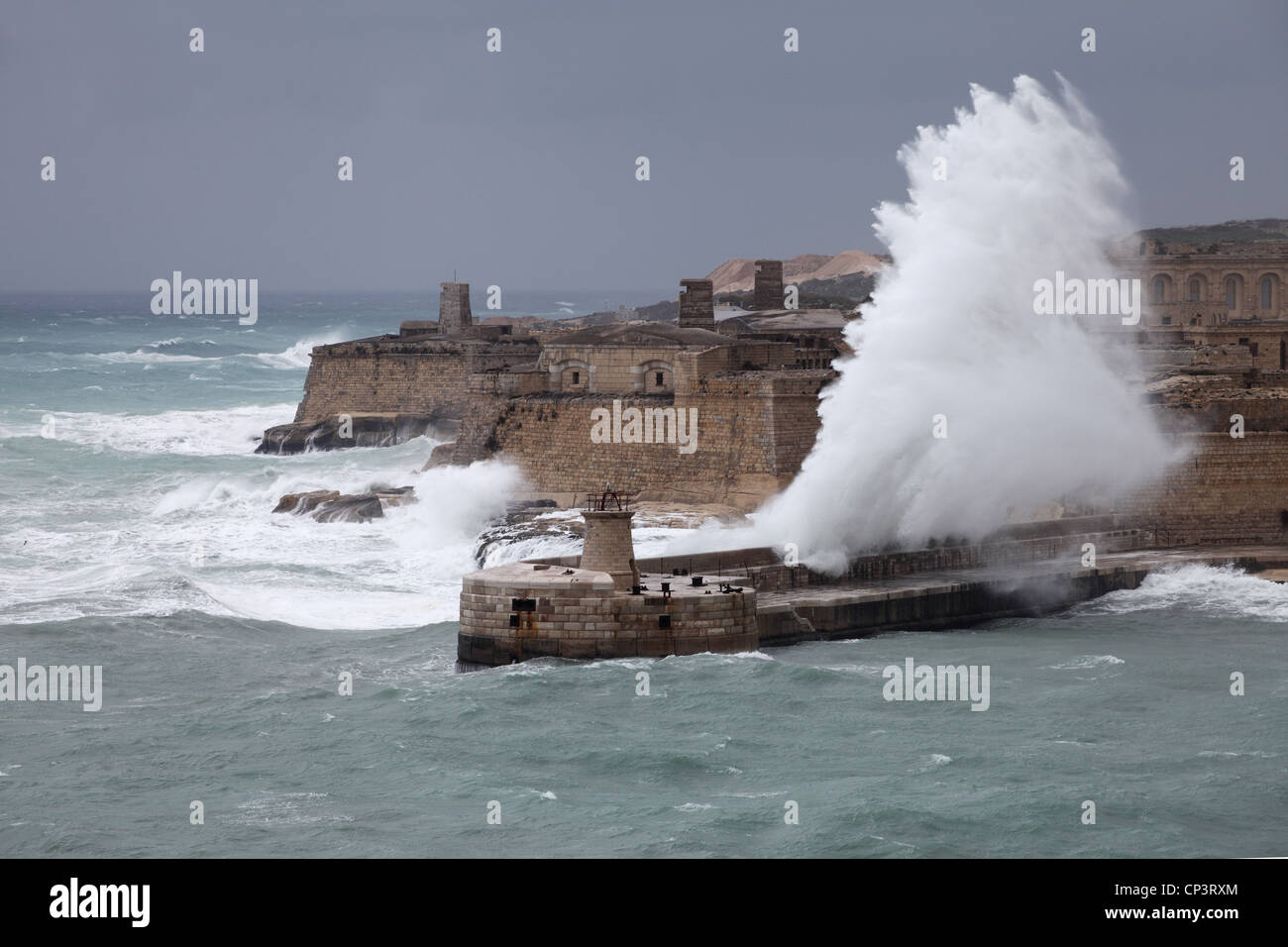 Hafen von riesige Wellen über die Mole am Eingang nach Valletta, Malta, Südeuropa. Stockfoto