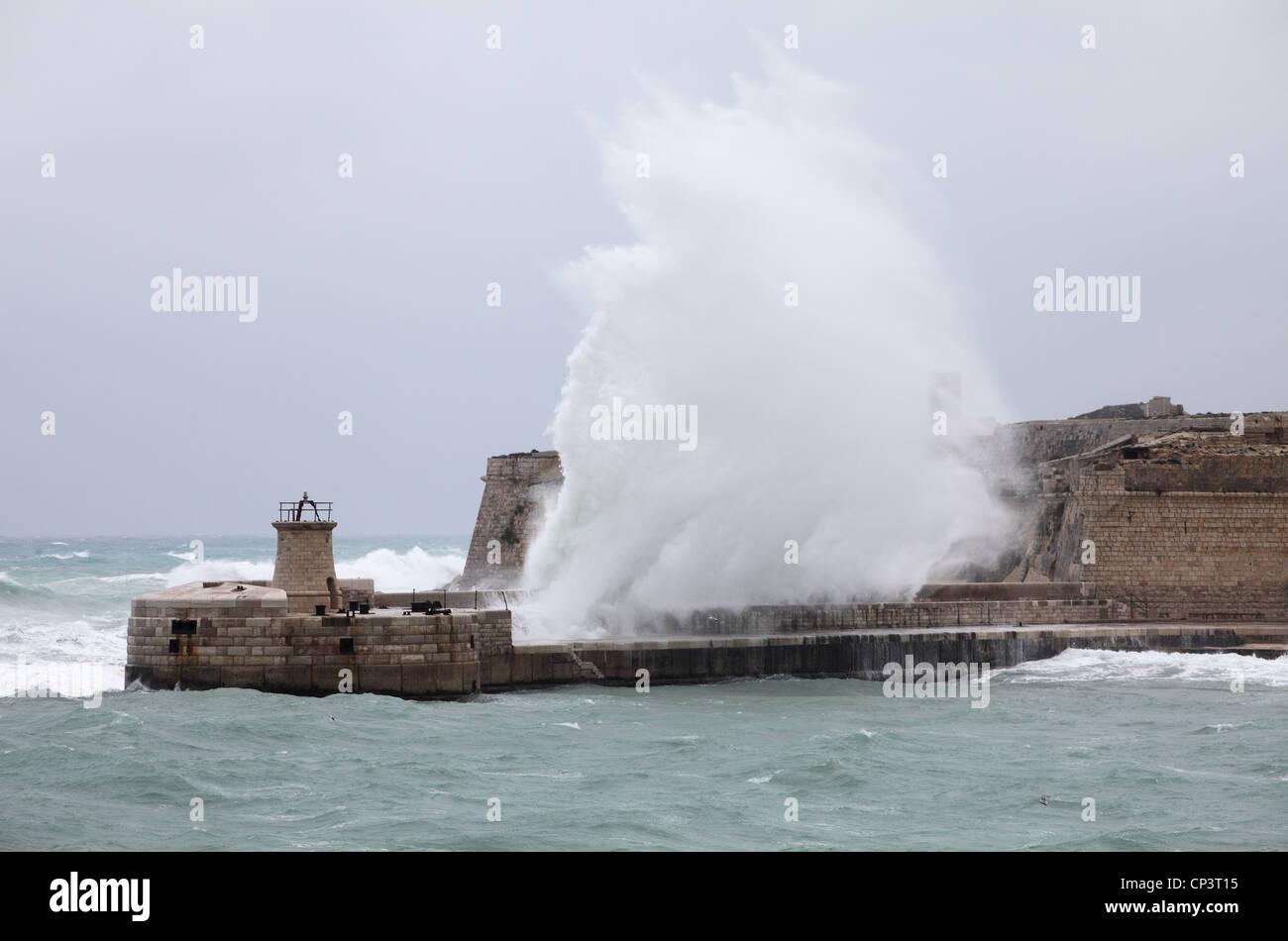Hafen von riesige Wellen über die Mole am Eingang nach Valletta, Malta, Südeuropa. Stockfoto