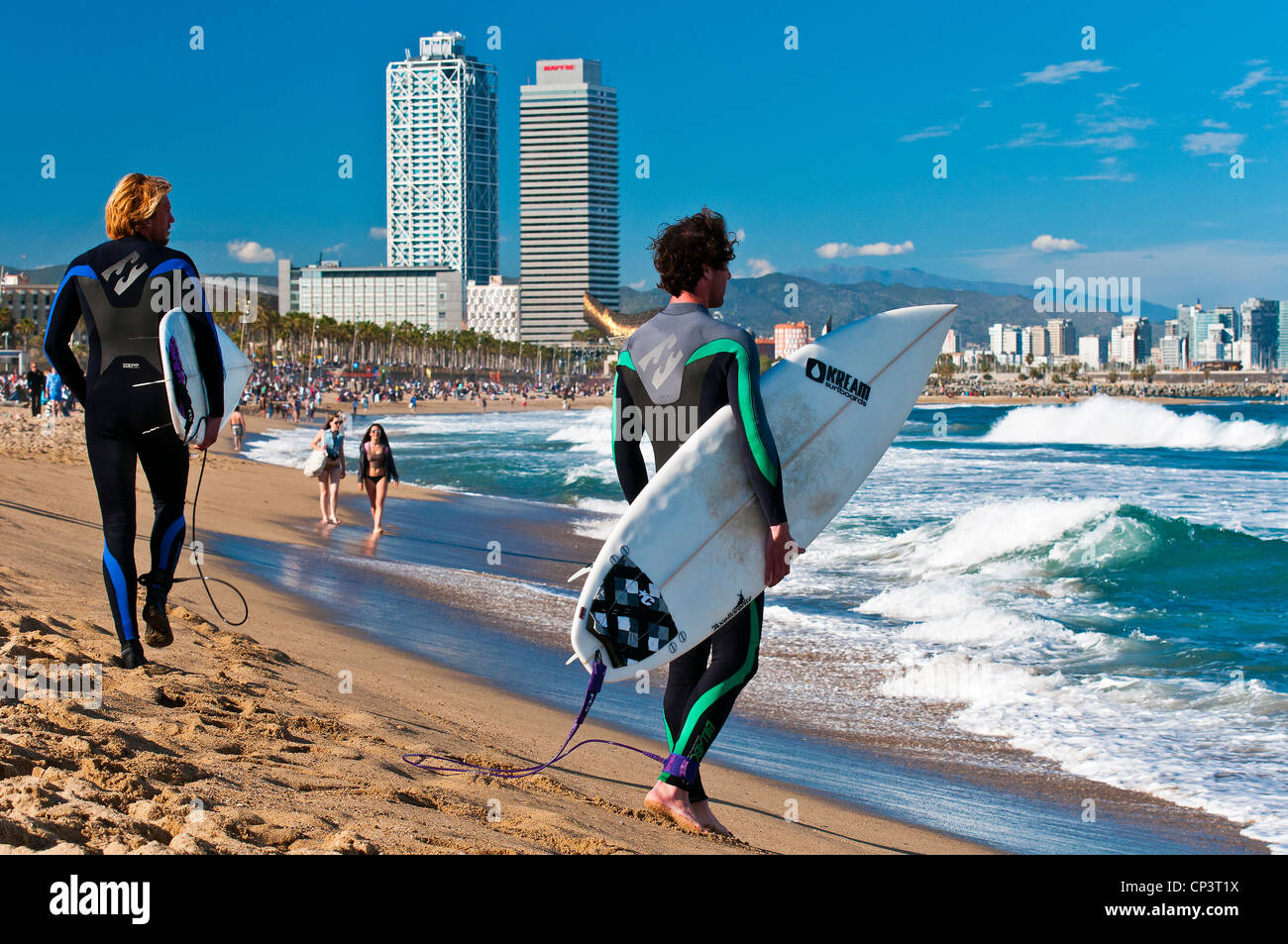 Zwei männliche Kaukasier Surfer zu Fuß am Strand von Barceloneta, Barcelona, Katalonien, Spanien Stockfoto