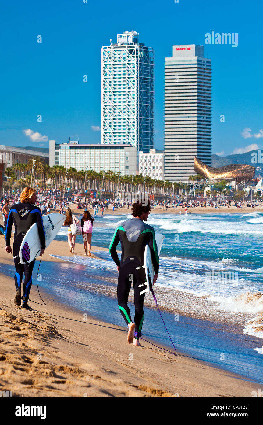 Zwei männliche Kaukasier Surfer zu Fuß am Strand von Barceloneta, Barcelona, Katalonien, Spanien Stockfoto