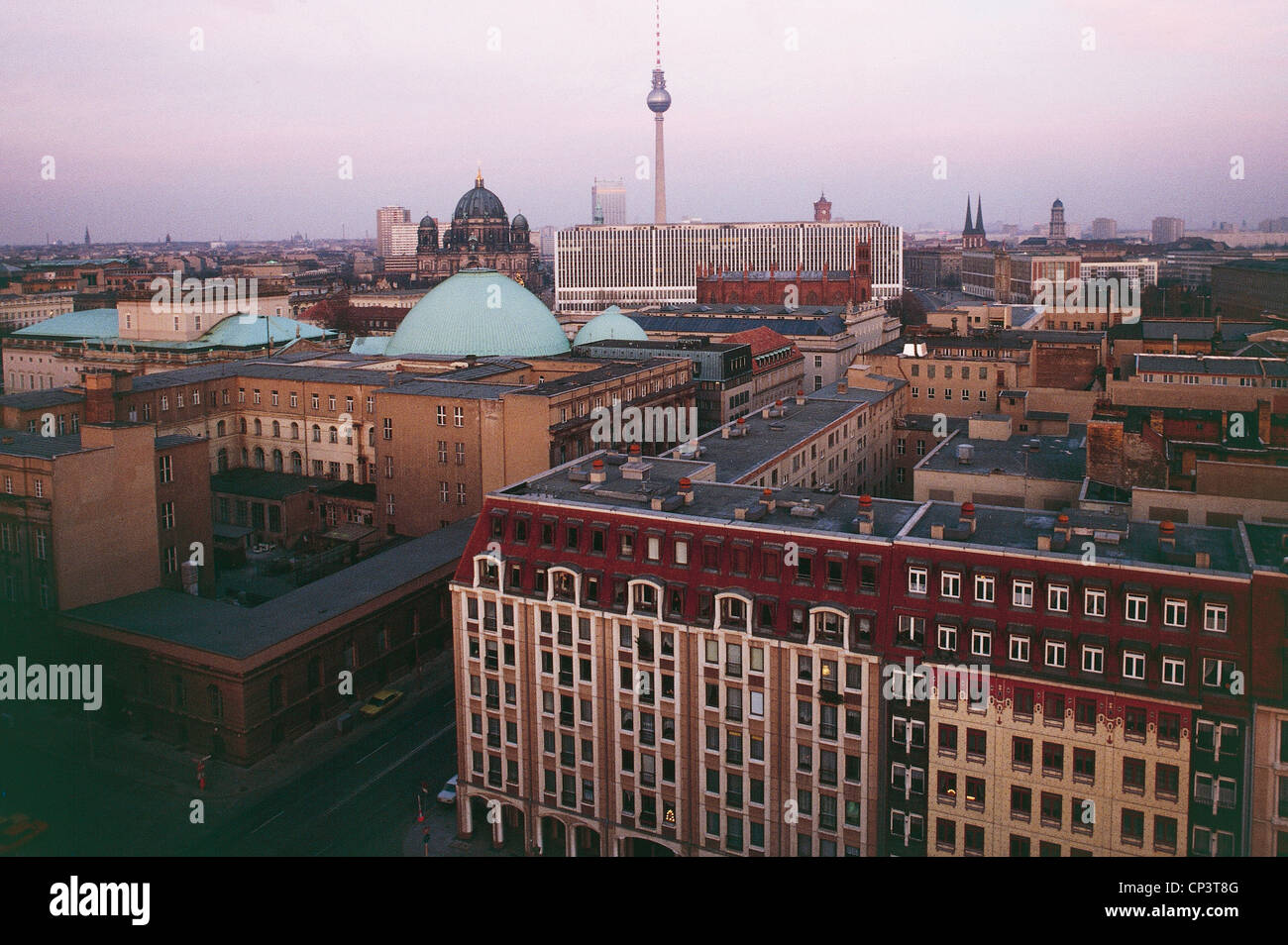 Deutschland-XX. Jh., Ende der 80er Jahre Deutsche Demokratische Republik East Berlin. Panorama. Kuppel der Kathedrale von St. Hedwigs in Stockfoto