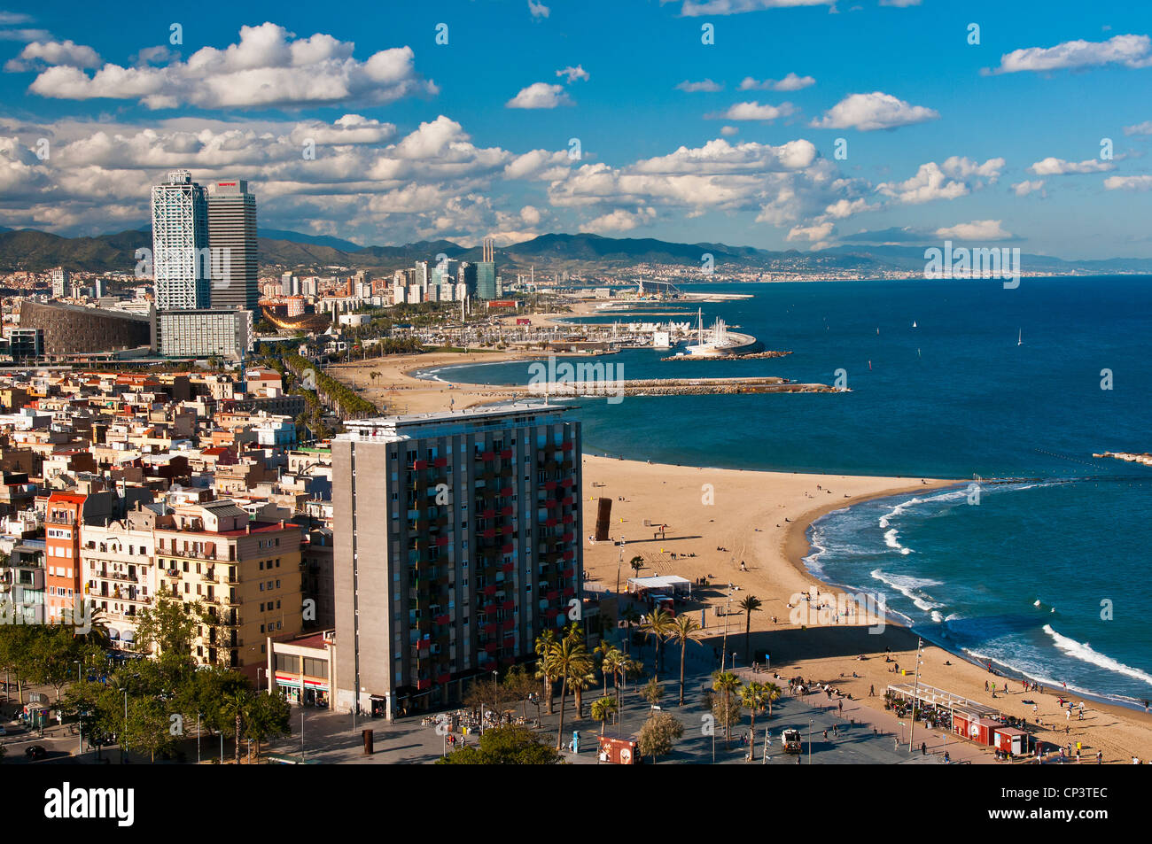 Panoramablick über Barceloneta und seinen Strand, Barcelona, Katalonien, Spanien Stockfoto