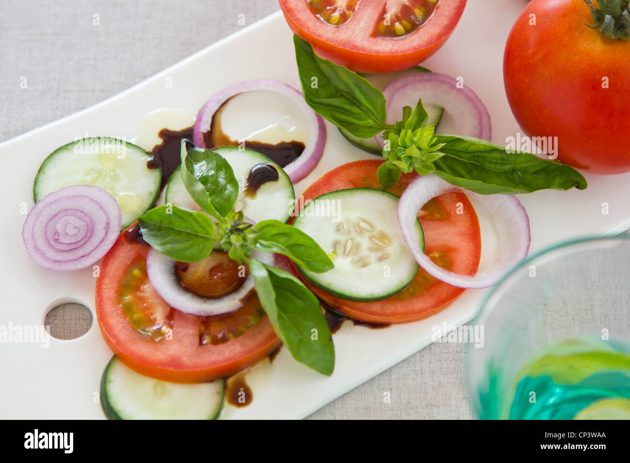 Tomaten-Basilikum Salat [Antipasti] Stockfoto