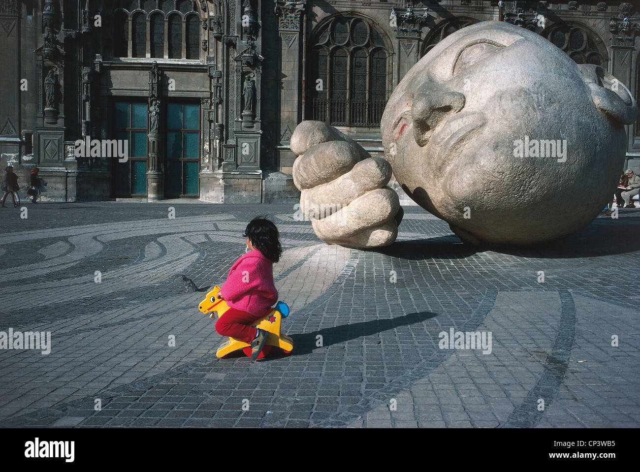 Frankreich - Paris - Les Halles Bezirk, Ort Rene Cassin. Henri de Miller (1953-1999), Ecoute, 1986, Skulptur aus Sandstein. Stockfoto