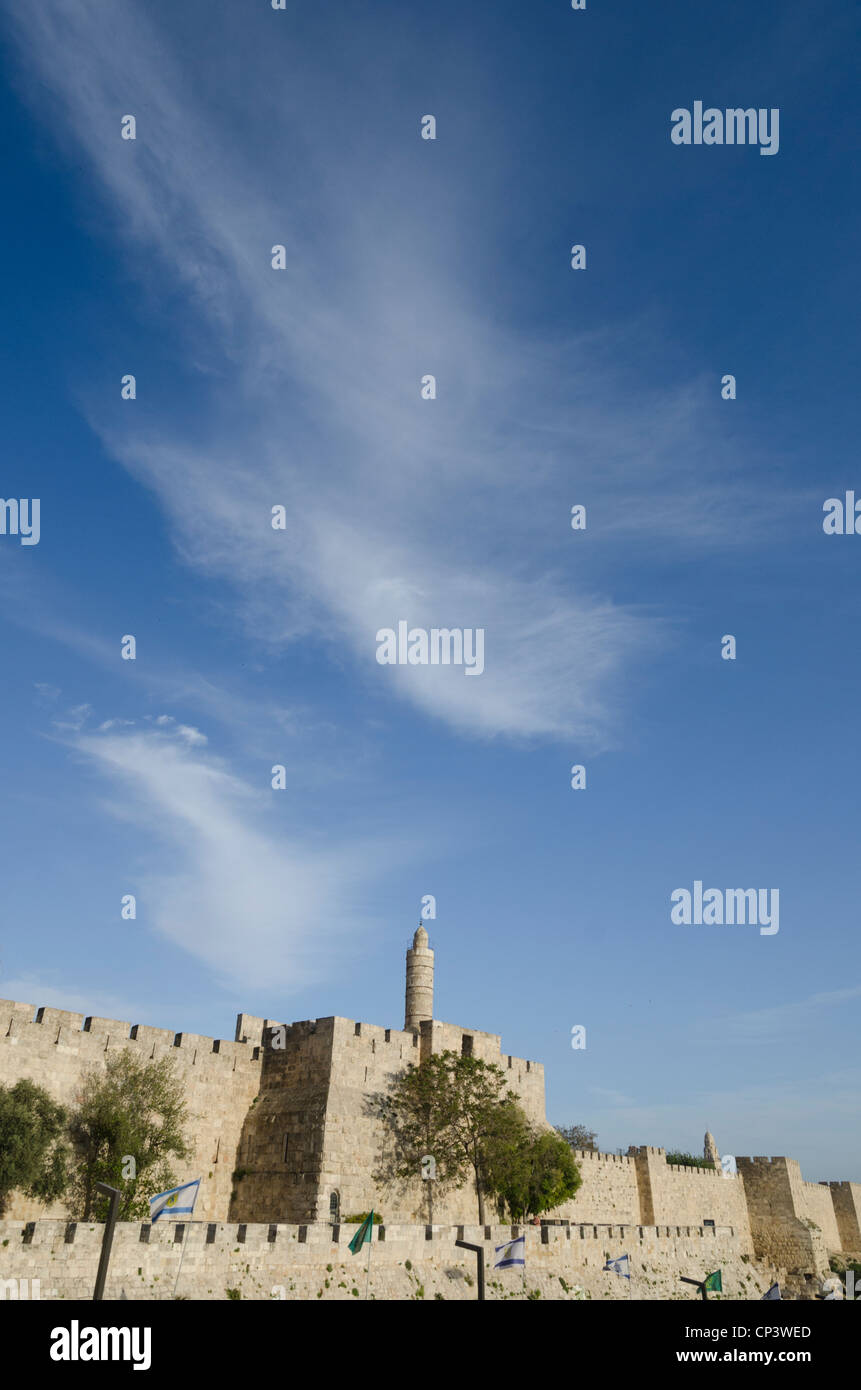 Blick auf die Stadtmauer mit leichten Wolken am blauen Himmel. Altstadt von Jerusalem. Israel. Stockfoto