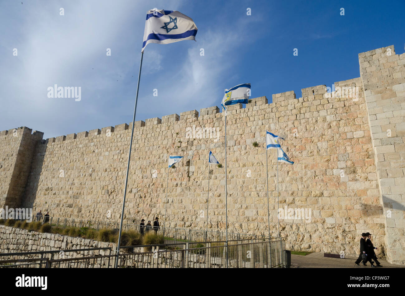 Blick auf Stadtmauer mit orthodoxen Juden und israelische Flagge. Altstadt von Jerusalem. Israel. Stockfoto