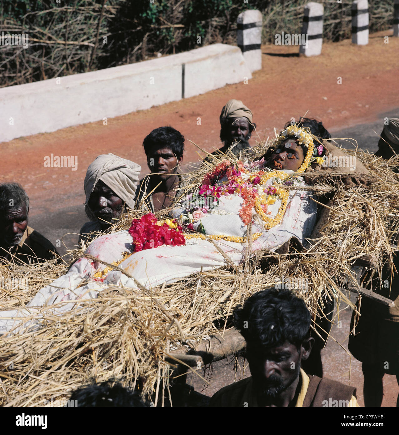 Indien - Mysore. Hinduistische Bestattung (Antyesti): Transport des Körpers des Verstorbenen an den Ort der Einäscherung Stockfoto