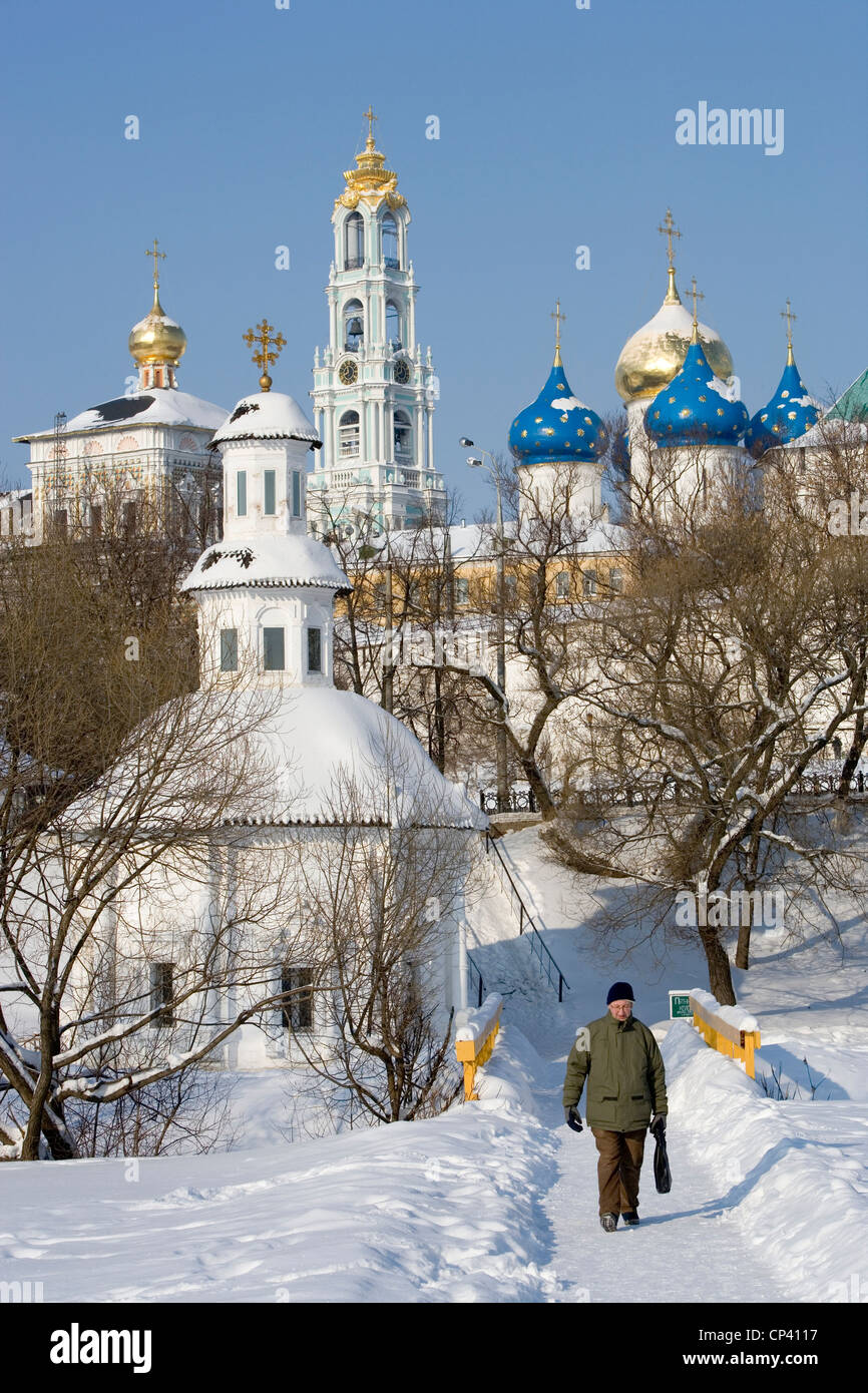 Russland Golden Ring Sergijew Posad Kirche von San Pareskeva Pjatnitsa (1547), im Hintergrund Kuppel der Kirche von Kloster der Dreifaltigkeit Stockfoto
