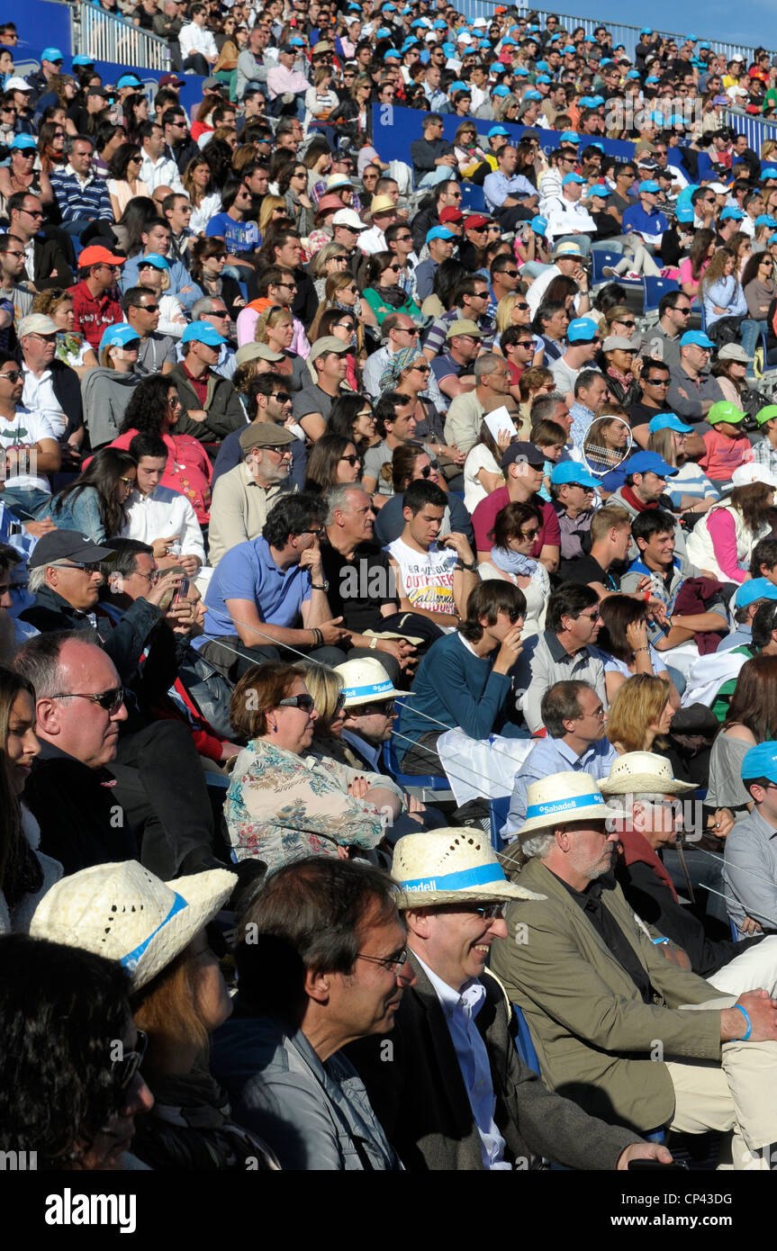 ÖFFENTLICHE gerade Tennis ATP Match sonnigen Tag Menschen mit Hüten konzentriert Stockfoto