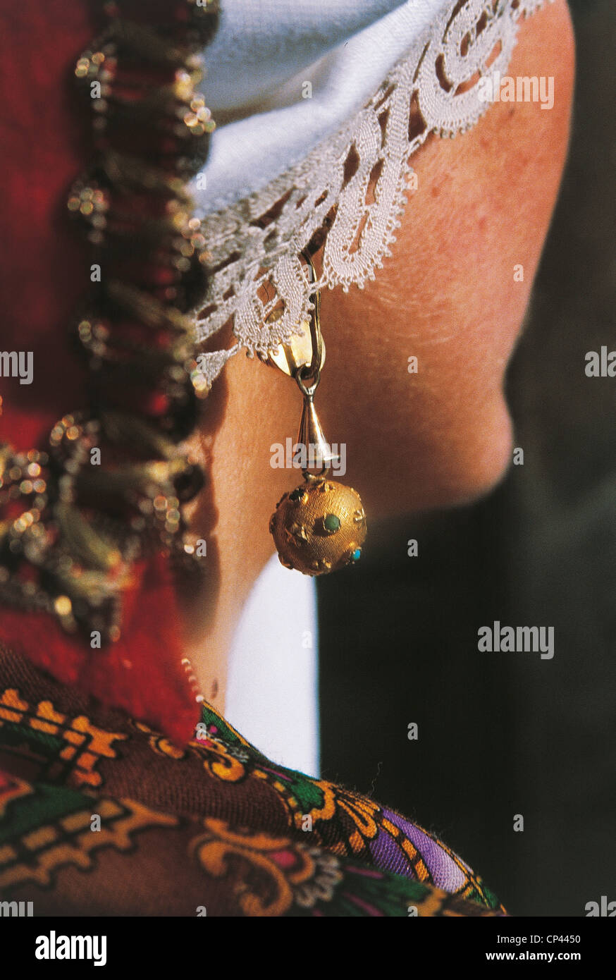 Abruzzen - Pescocostanzo (Aq). Detail der einen Ohrring von einer Frau mit Tracht. Stockfoto