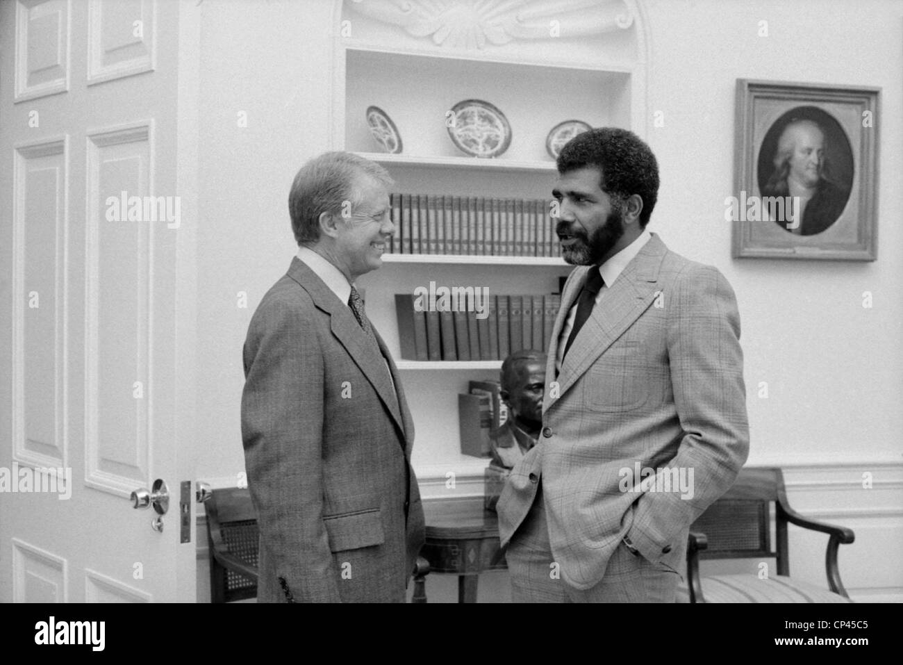 CBS-Reporter Ed Bradley 1941-2006 interviewt Präsident Jimmy Carter im Weißen Haus. Bradley war der erste Afrikaner Stockfoto