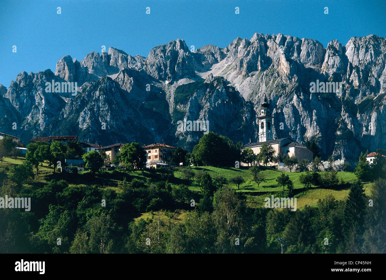 Trentino-Alto Adige - Gemeinde, Dorf von Vallarsa (Tn). Kleine Dolomiten im Hintergrund. Stockfoto