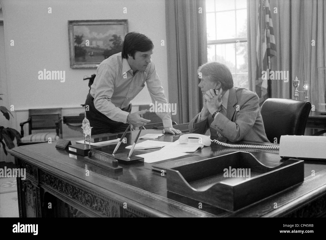 Präsident Carter und seinem Stabschef Hamilton Jordan über Panamakanal-Vertrag im Weißen Haus Oval Office arbeiten. Ca. Stockfoto