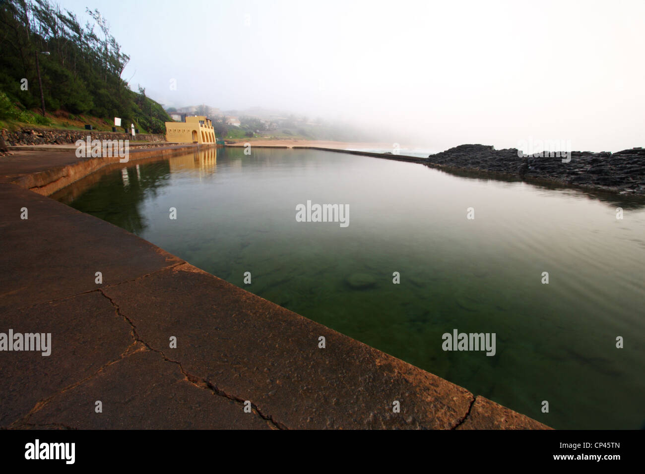 Charlies Tidal Pool auf einer nebligen Herbstmorgen. Thompsons Bay, Dolphin Coast, Kwazulu Natal, Südafrika Stockfoto