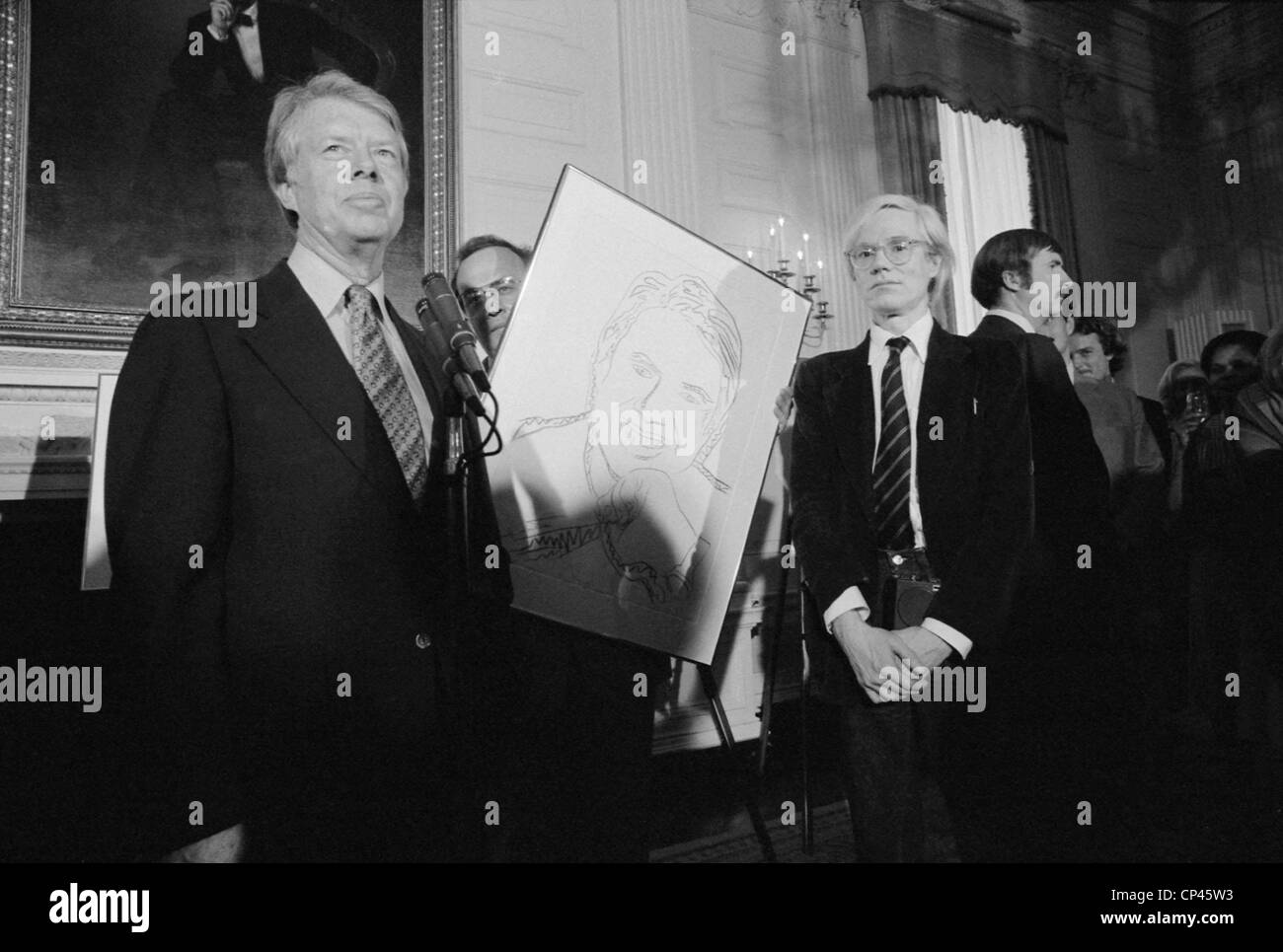 Jimmy Carter mit Andy Warhol im Rahmen eines Empfangs für die erste Portfolio-Künstler. Warhols Porträt von Carter verkauft einem Stockfoto