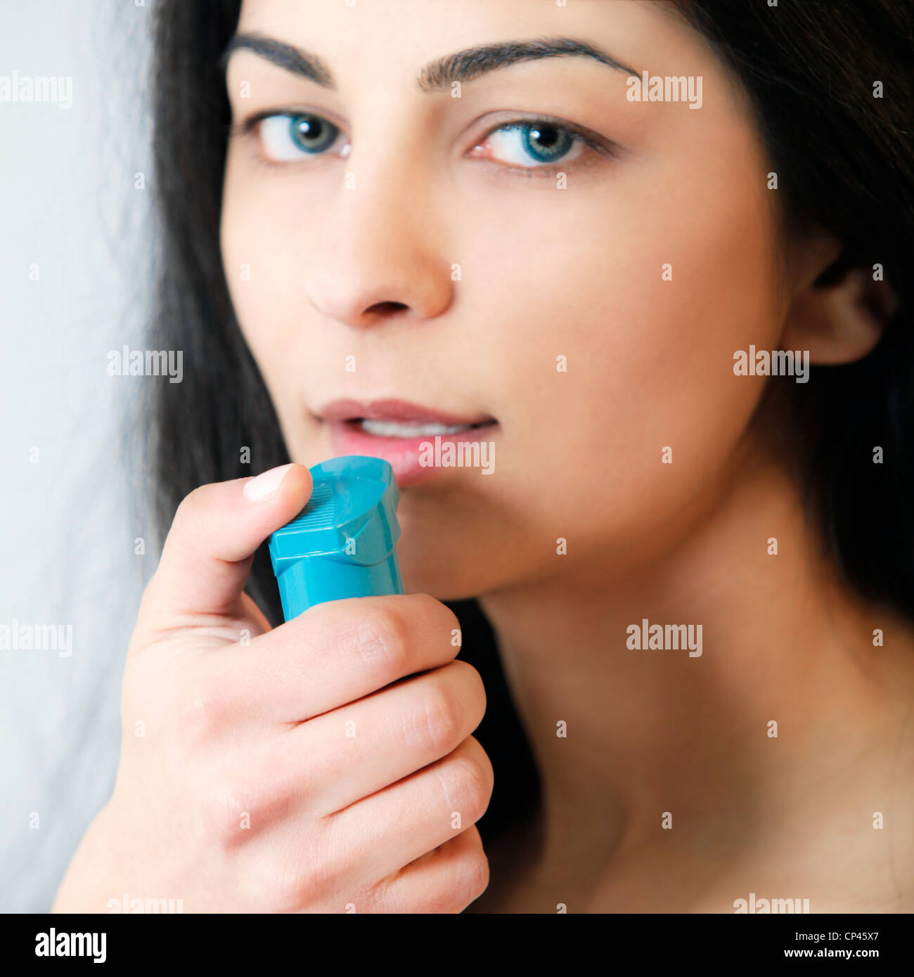 Nahaufnahme einer Frau mit aerosol Stockfoto