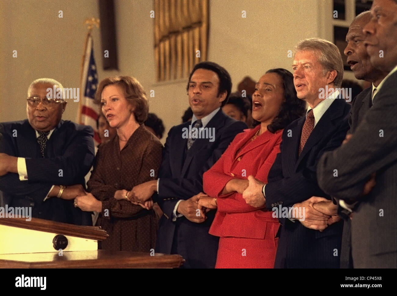 Jimmy Carter und Rosalynn Carter singen mit Martin Luther King Sr. Coretta Scott King Andrew Young bei einem Besuch in Ebenezer Stockfoto