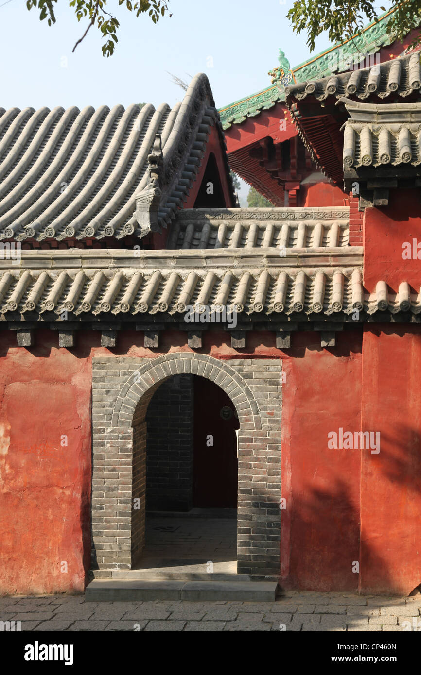 Es ist ein Tempel in China, wo Mönche beten. Alle Wände sind die Spalten in rot, rot und das Dach in grauen Farben zu. Stockfoto