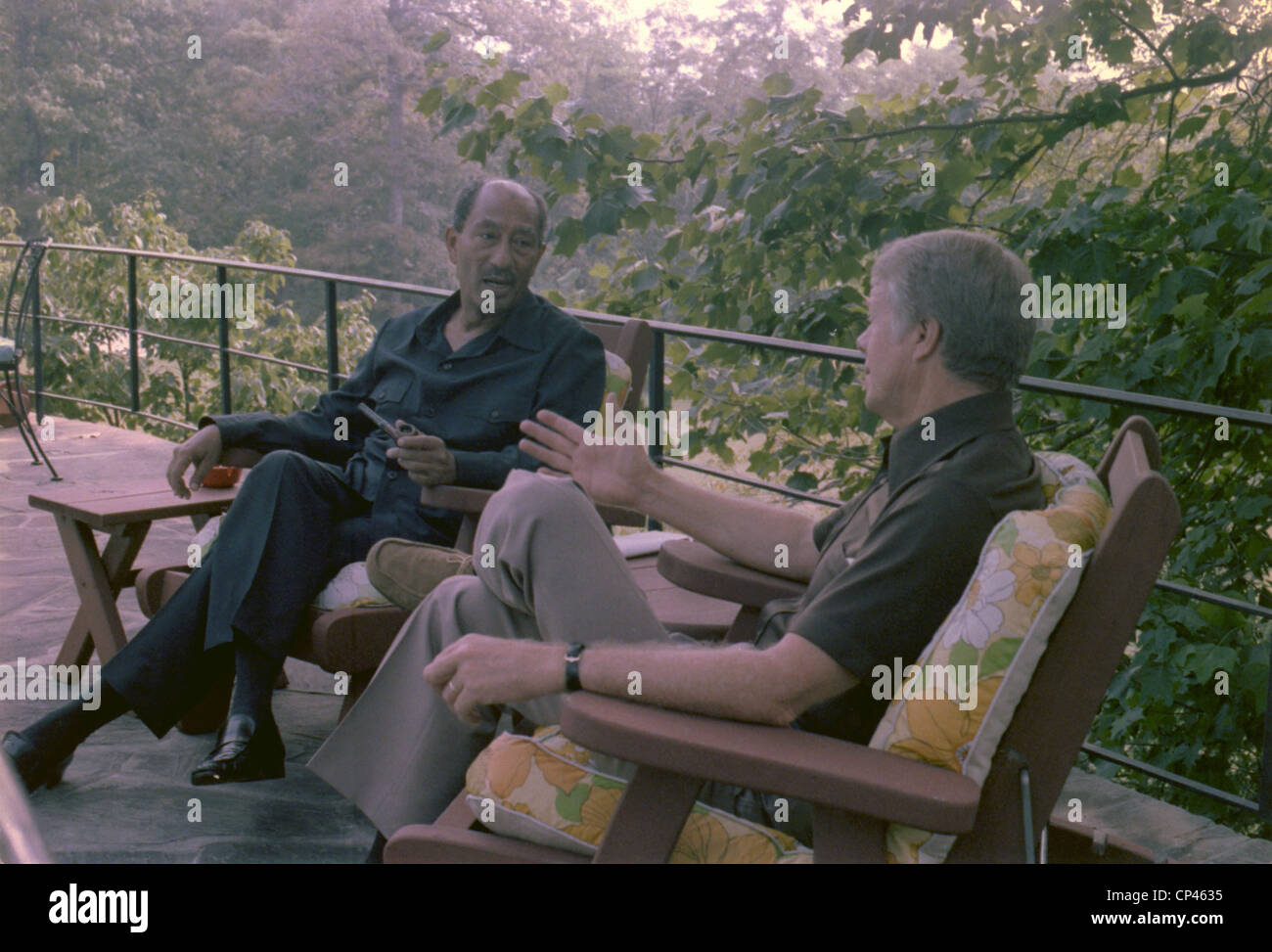 Anwar Sadat und Jimmy Carter in Camp David reden im Freien während des Marathon-Gipfels, die das Camp-David-Abkommen führten. Stockfoto