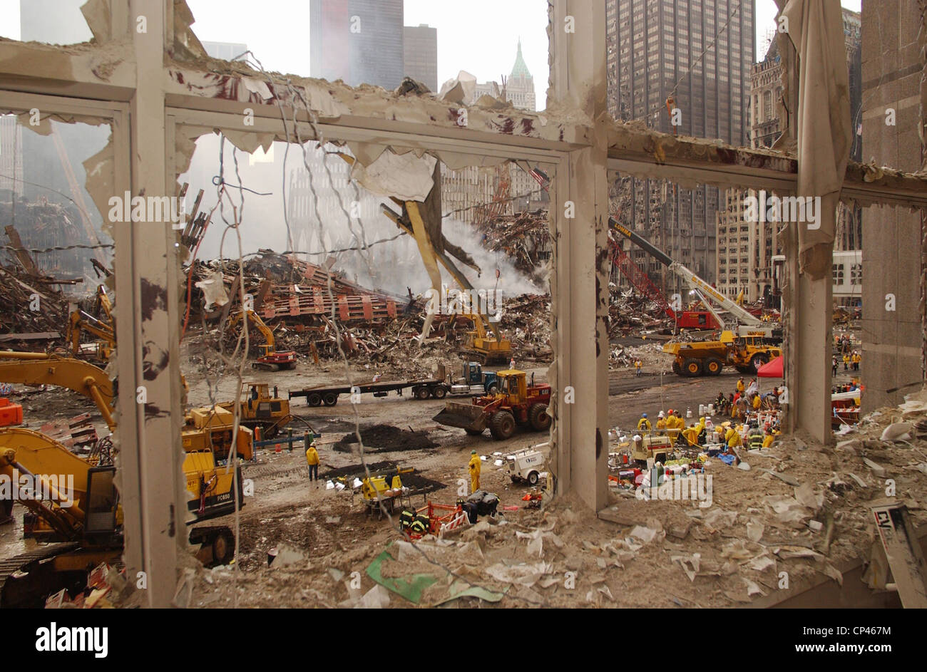 World Trade Center Recovery-Vorgänge, wie aus den ausgeblasen Fenstern des World Financial Center zu sehen. 20. September 2001. Stockfoto