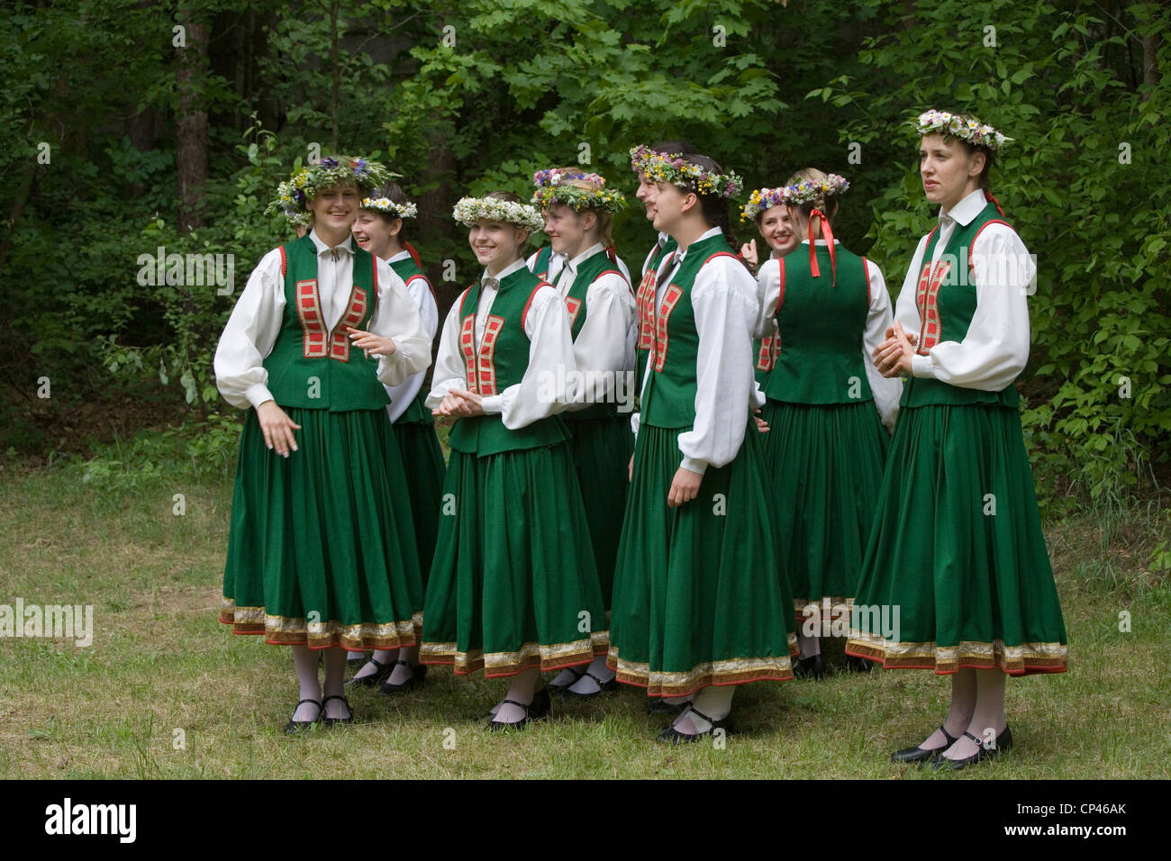 Lettland - Folk-Festival. Gruppe von Mädchen in traditioneller Tracht mit Kränzen Stockfoto