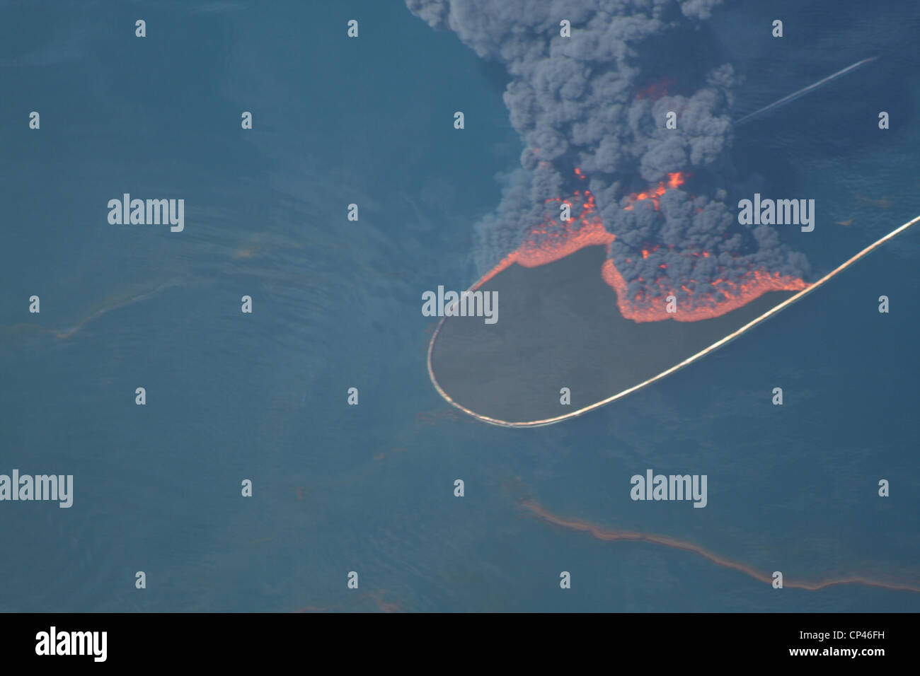 Offenen Wasser verbrennen von Öl aus British Petroleum Deepwater Horizon Offshore-Bohrungen rig am 7. Mai zwei Wochen nach der ersten Stockfoto