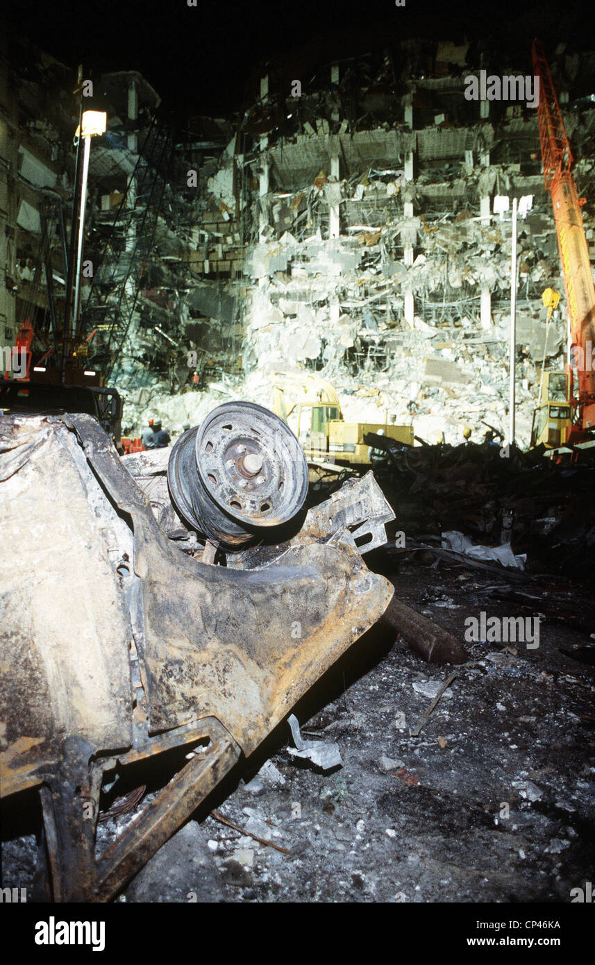 In der Nachmahd der Oklahoma Citybombardierung Rettung setzt Arbeit in der  Nacht auf den zerstörten Alfred P. Murrah Federal Stockfotografie - Alamy