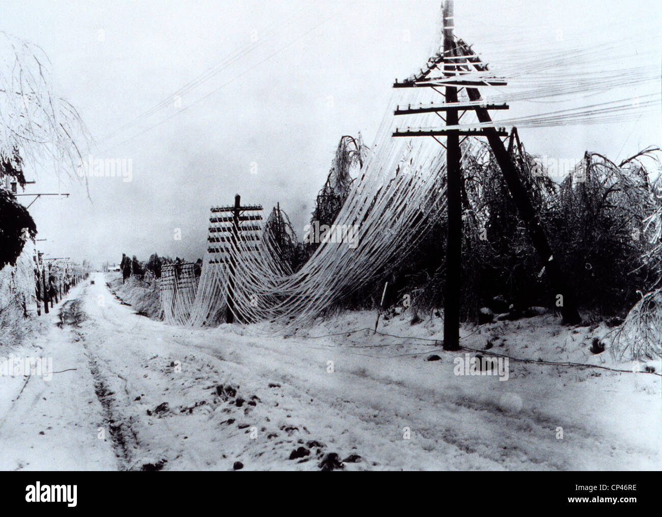 Strom- und Telefonleitungen Linien nach schwerer Eissturm durchhängen. Ca. 1920-1950. Stockfoto